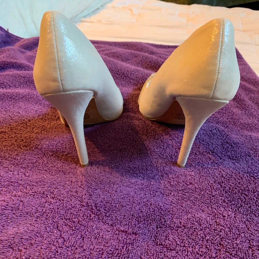 NWOB Silver/Rhinestone Leather Pumps sz 8.5